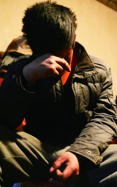 小浩浩的爸爸伤心地坐在一边,只剩下无助的叹息摄/法制晚报记者田宝希